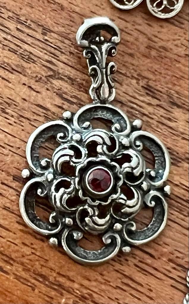 Zilveren hanger met granaat, Sieraden, Tassen en Uiterlijk, Kettinghangers, Zo goed als nieuw, Zilver, Rood, Overige voorstellingen