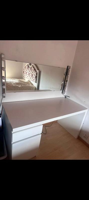 bureau met licht en spiegels beschikbaar voor biedingen