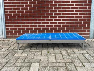 RVS met kunststof verhogingen beschikbaar voor biedingen