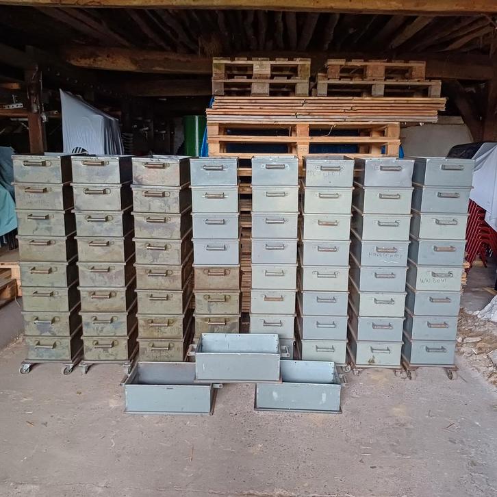 67 x vintage magazijn bakken partij ijzeren bakken., Doe-het-zelf en Verbouw, Kratten en Dozen, Gebruikt, Bak of Kist, Minder dan 35 cm