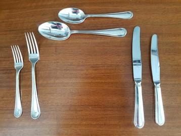 Teakhouten ladenkastje met zesdelig verzilverd bestek (90). beschikbaar voor biedingen