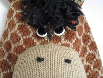 Nr.168: Giraf muts hand made Choobi Wool Australia maat M Al