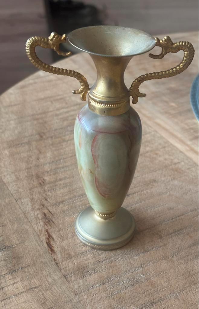 Vintage onyx vaasje met messing handgrepen, Antiek en Kunst, Antiek | Kandelaars, Overige materialen, Ophalen of Verzenden