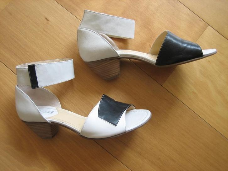 Zeer mooie wit-zwarte leren sandaaltjes FIDGI 40 Snazzeys, Kleding | Dames, Schoenen, Nieuw, Sandalen of Muiltjes, Wit, Verzenden