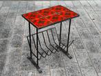 Vintage retro bijzettafel met oranje/ bruine tegels, Huis en Inrichting, Tafels | Bijzettafels, Minder dan 55 cm, Gebruikt, Metaal of Aluminium