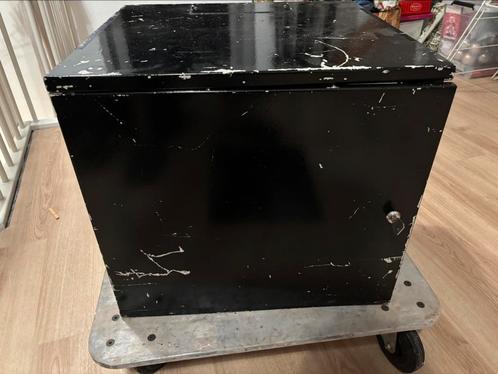 19 inch server rack – met slot, gebruikt, Computers en Software, Serverkasten, Zo goed als nieuw, Geperforeerd, Ophalen of Verzenden