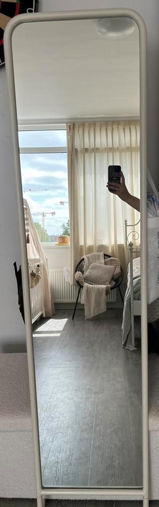 Spiegel beschikbaar voor biedingen