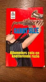 Kilometers cola en knetterende ruzie - Carry Slee, Ophalen of Verzenden, Zo goed als nieuw, Fictie algemeen