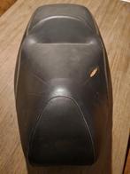 Piaggio mp3 zadel met scheur, Motoren, Ophalen of Verzenden