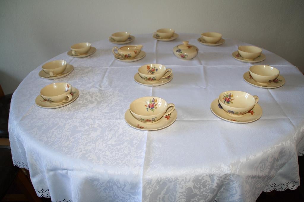 Servies Petrus Regout uit 1941 creme kleurig met bloemen., Gebruikt, Overige typen, Ophalen of Verzenden, Overige stijlen