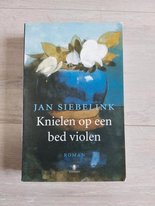 Jan Siebelink - Knielen op een bed violen, Boeken, Literatuur, Zo goed als nieuw, Nederland, Ophalen