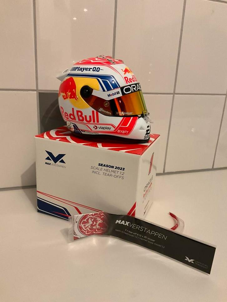 2023 Seizoen 1:2 Helm Max Verstappen, Verzamelen, Automerken, Motoren en Formule 1, Zo goed als nieuw, Ophalen of Verzenden
