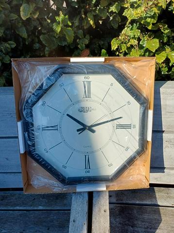 Nieuwe Wandklok - Analoog beschikbaar voor biedingen