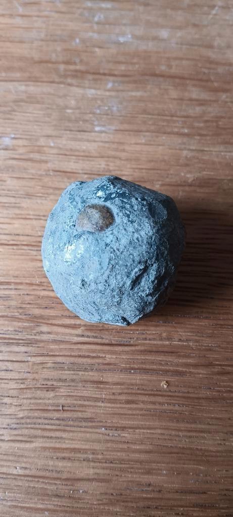 bodemvondst kattepult/slingkogel detectorvondst, gaaf stukje, Antiek en Kunst, Antiek | Overige Antiek, Ophalen of Verzenden