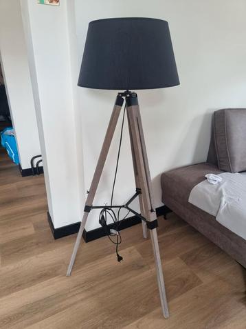 Landelijke Driepoot Vloerlamp met Zwarte Kap beschikbaar voor biedingen
