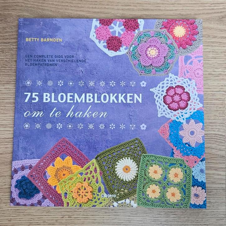 75 Bloemblikken om te haken - Betty Barnden, Boeken, Hobby en Vrije tijd, Zo goed als nieuw, Breien en Haken, Ophalen of Verzenden
