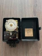 Vintage Schakelklok in Metalen Behuizing, Ophalen of Verzenden