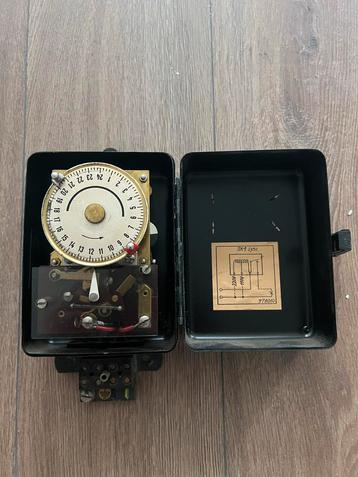 Vintage Schakelklok in Metalen Behuizing beschikbaar voor biedingen