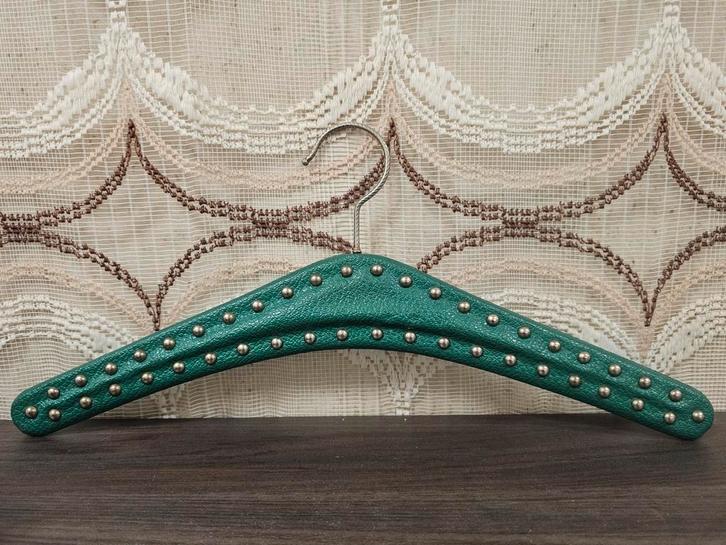 Vintage groene skaileer kledinghanger met studs retro, Kleding | Dames, Kledinghangers, Gebruikt, Overige materialen, Kinderen en Volwassenen