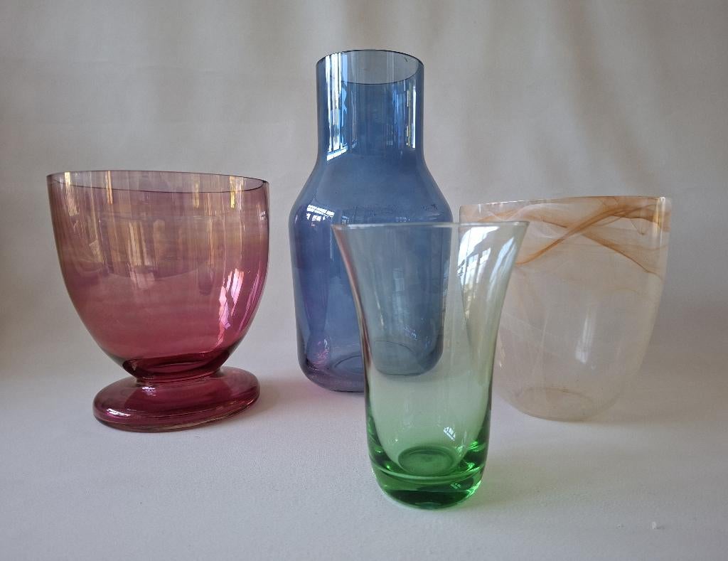 Vier gekleurde  glazen kristalen  bloemenvazen., Ophalen of Verzenden