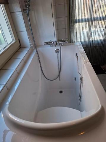 wit zitbad met lage instap beschikbaar voor biedingen