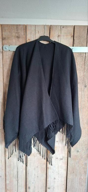 Zwarte poncho met franjes beschikbaar voor biedingen