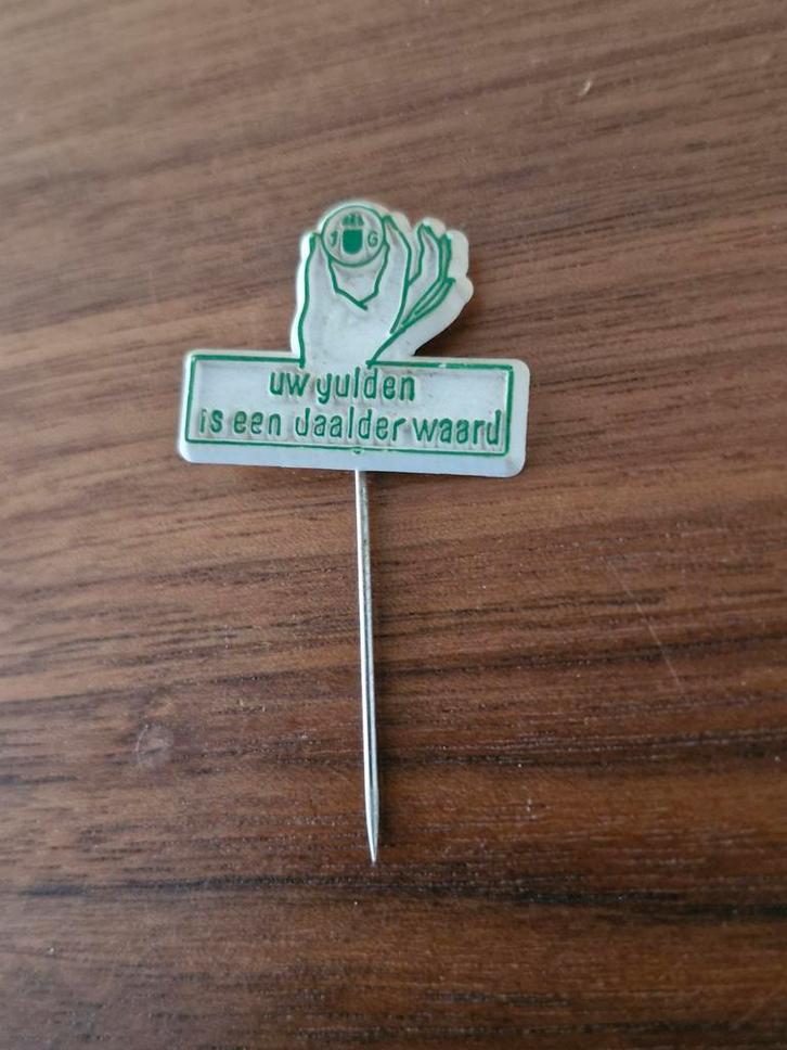 Sp 2099 Vintage 'Uw Gulden is een Daalder Waard' Speldje, Verzamelen, Speldjes, Pins en Buttons, Gebruikt, Speldje of Pin, Overige onderwerpen
