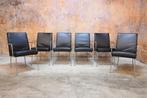 IZG staat 6 strakke zwarte leren Harvink design stoelen
