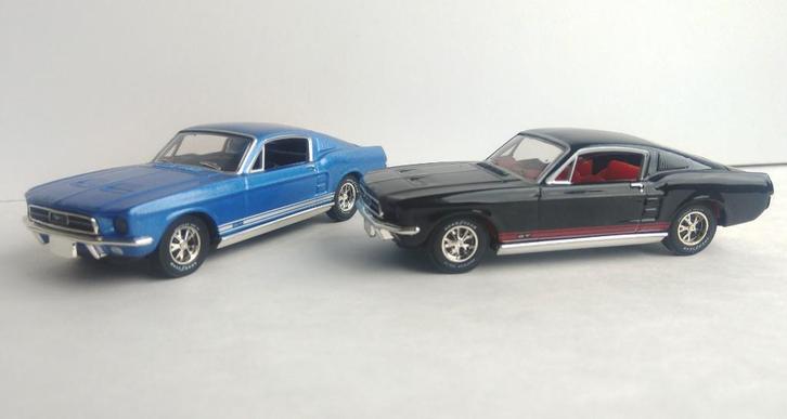 Matchbox Dinky, Ford Mustang GT (2x), 40 jaar Mustang, Hobby en Vrije tijd, Modelauto's | 1:43, Zo goed als nieuw, Auto, Matchbox