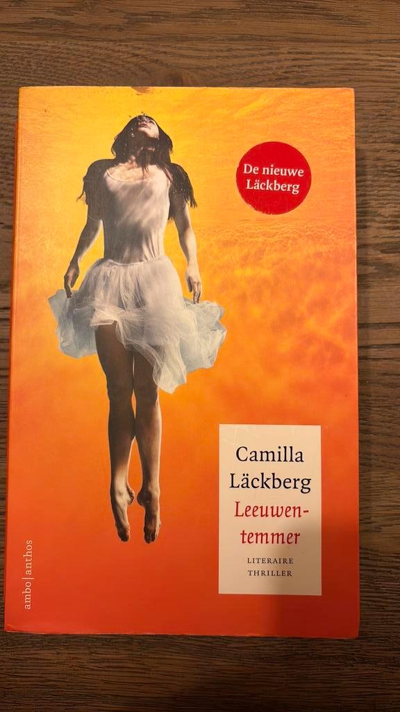 Camilla Läckberg - Leeuwentemmer, Boeken, Thrillers, Zo goed als nieuw, Ophalen of Verzenden