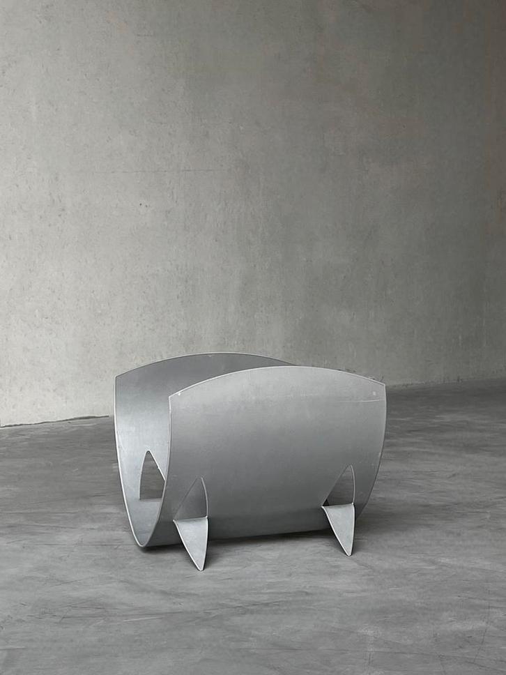 Vintage stalen gebogen krantenbak, Huis en Inrichting, Banken | Voetenbanken en Poefen, Zo goed als nieuw, Minder dan 50 cm, Minder dan 50 cm