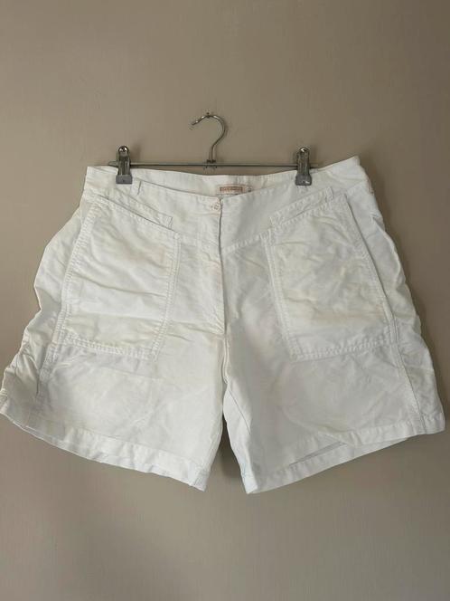 Witte korte broek maat 42, Kleding | Dames, Broeken en Pantalons, Zo goed als nieuw, Maat 42/44 (L), Wit, Kort, Verzenden