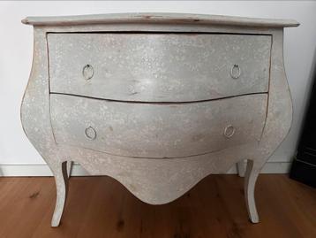 Buikkast design beschikbaar voor biedingen