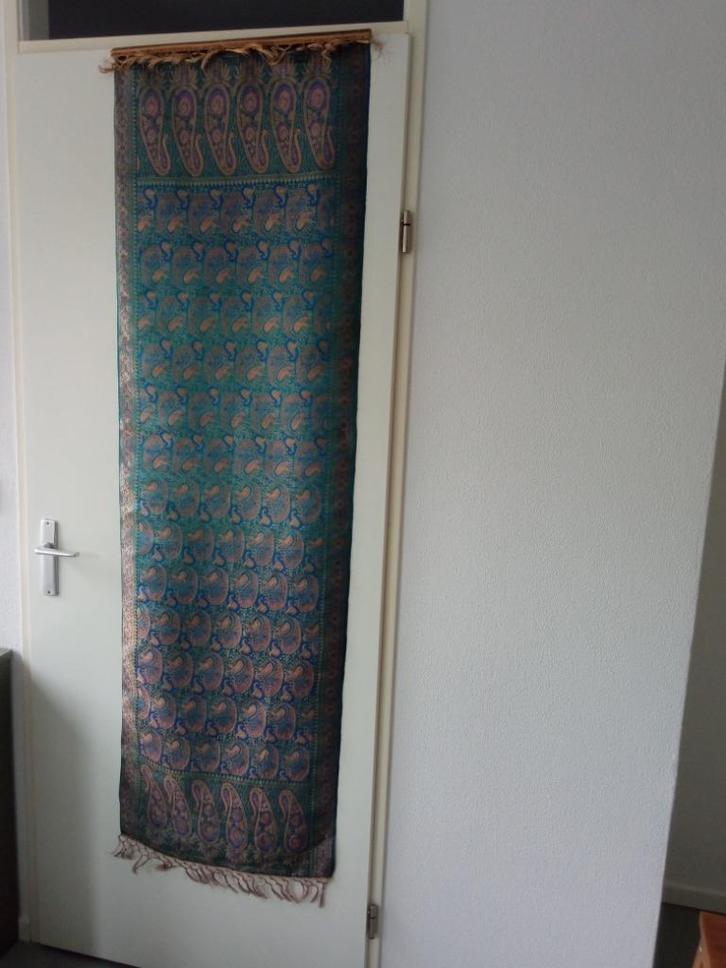 Zijden geweven loper met klassiek jaquard dessin uit India, Antiek en Kunst, Antiek | Kleden en Textiel, Ophalen of Verzenden