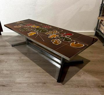 70s ceramic tiles coffee table with flower pattern beschikbaar voor biedingen