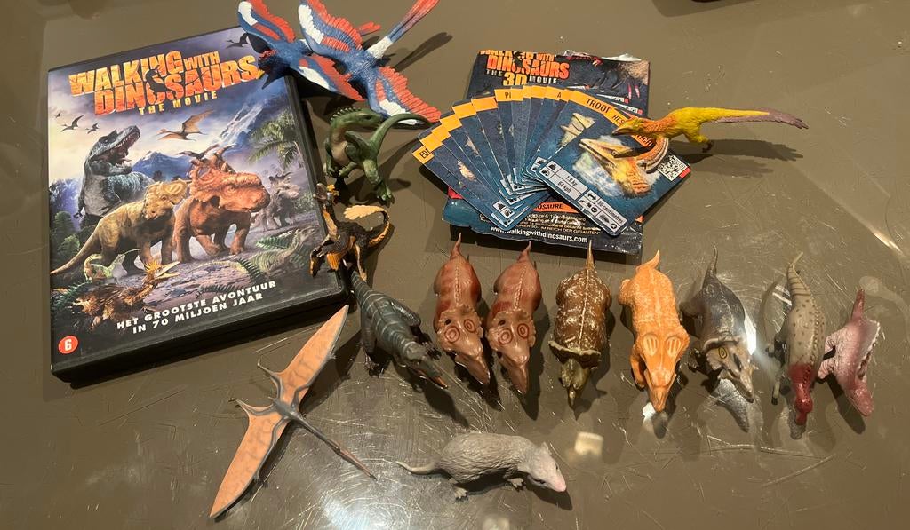 Walking with Dinosaurs DVD, kaarten & 15 figuren, Gebruikt, Ophalen of Verzenden, Dieren, Vanaf 6 jaar