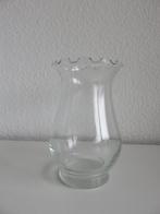 Klassiek glazen vaasje met gekartelde bovenrand, Overige kleuren, Ophalen of Verzenden, Minder dan 50 cm, Glas