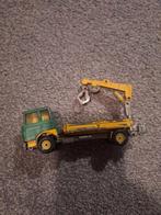 Vintage Speelgoed Vrachtwagen met Kraan, Verzamelen, Speldjes, Pins en Buttons, Ophalen of Verzenden, Gebruikt, Transport, Speldje of Pin