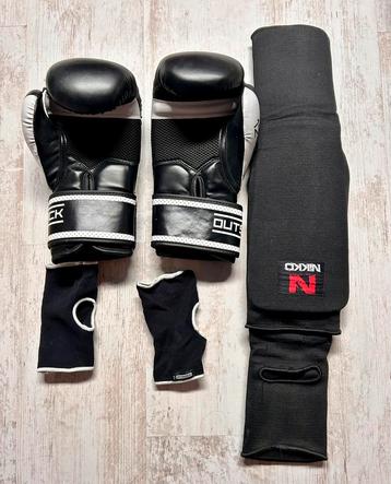 1x gebruikt Outshock bokshandschoenen en scheenbeschermers beschikbaar voor biedingen