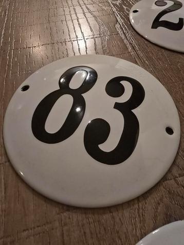 Prachtig rond Zwaar & Bol antiek huisnummerbord nr 83 €29 beschikbaar voor biedingen