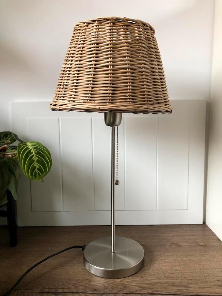 Mooie rieten lamp met metalen voet, Huis en Inrichting, Lampen | Vloerlampen, Zo goed als nieuw, Minder dan 100 cm, Metaal, Ophalen of Verzenden
