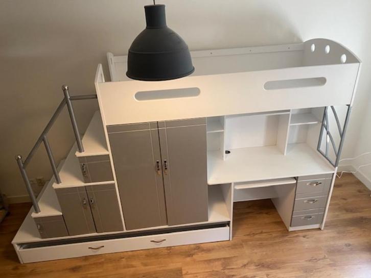Hoogslaper met bed, bureau, kasten en logeerbed, Kinderen en Baby's, Kinderkamer | Stapelbedden en Hoogslapers, Zo goed als nieuw