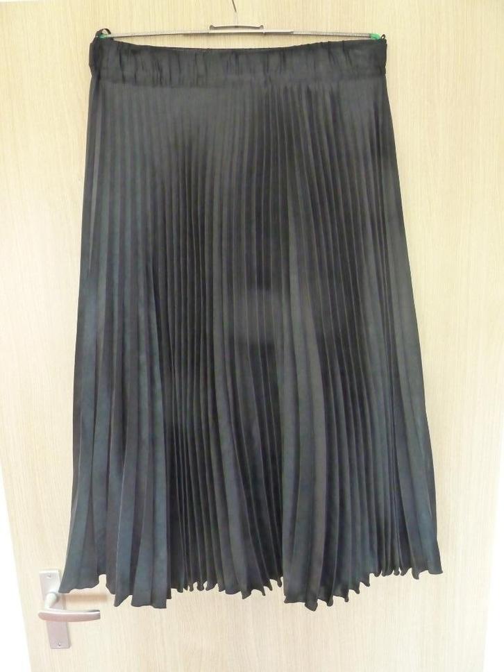 Zwarte plisé rok, Kleding | Dames, Rokken, Zo goed als nieuw, Maat 38/40 (M), Zwart, Onder de knie, Ophalen of Verzenden