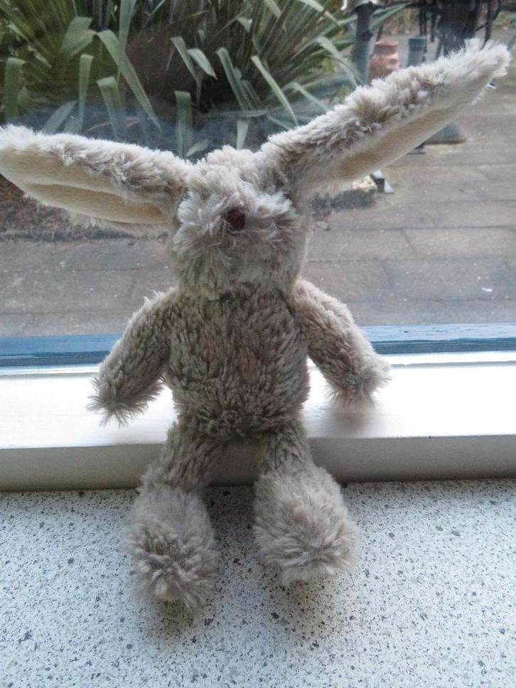 Konijntje Toys Wibra meet ca 18 cm grijs met wit velours, Kinderen en Baby's, Speelgoed | Knuffels en Pluche, Zo goed als nieuw