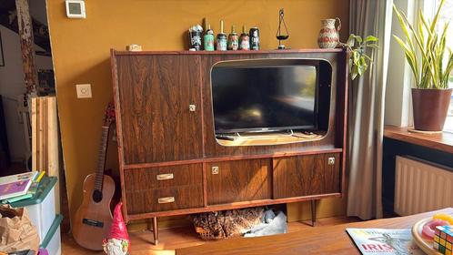 Kast uit (denk ik) jaren 50-70 hier genruikt als tv kast, Huis en Inrichting, Kasten | Buffetkasten, Zo goed als nieuw, Minder dan 100 cm