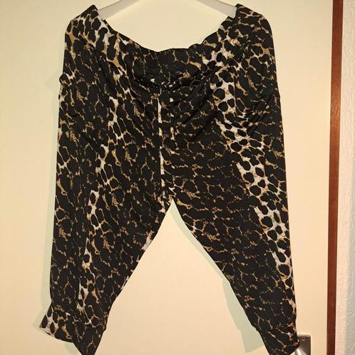 27) knie broek merk magna maat 52/54, Kleding | Dames, Grote Maten, Zo goed als nieuw, Broek of Spijkerbroek, Zwart, Ophalen of Verzenden