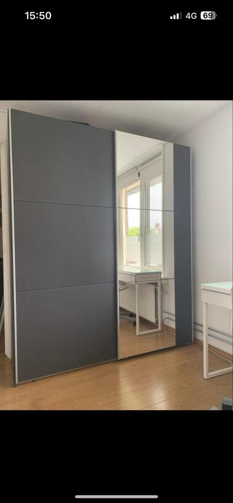 Zweefdeur kledingkast Grijs-Metallic met spiegel te koop, Huis en Inrichting, Kasten | Kledingkasten, Zo goed als nieuw, 150 tot 200 cm