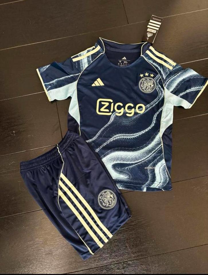 Ajax tenue 2025/26 voor alle kindermaten, Tickets en Kaartjes, Sport | Voetbal, Eén persoon, Seizoenskaart