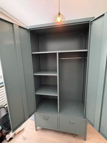 Stoere Jackson Kledingkast - Industrieel Design beschikbaar voor biedingen
