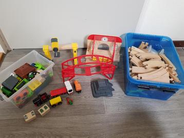 Houten treinbaan uitgebreid met verschillende sets beschikbaar voor biedingen